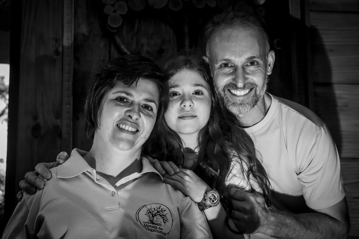 Jair, Débora e a filha Manu, anfitriões da Morada dos Vagalumes, na casa na árvore